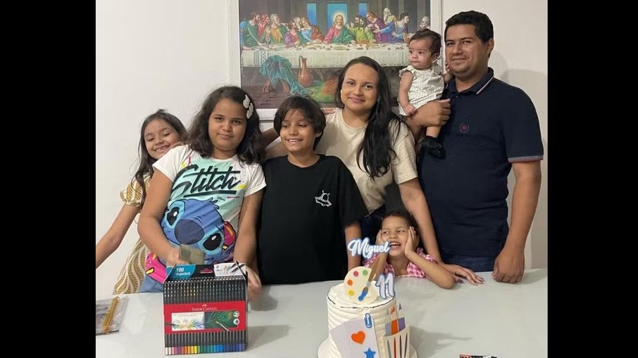 Bárbara Barros ao lado do marido e dos cinco filhos Bárbara Barros ao lado do marido e dos cinco filhos