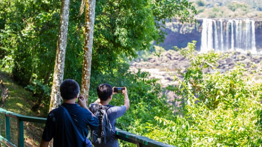 Turistas admiram e fotografam as Cataratas do Iguaçu, no Paraná