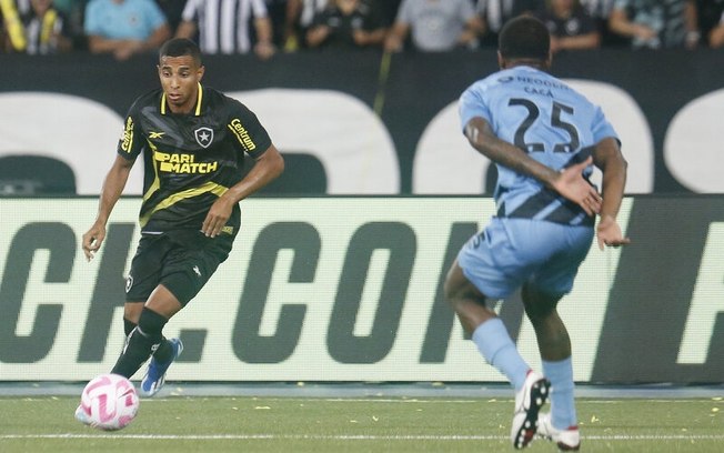 Victor Sá leva terceiro amarelo e desfalca Botafogo no Brasileiro