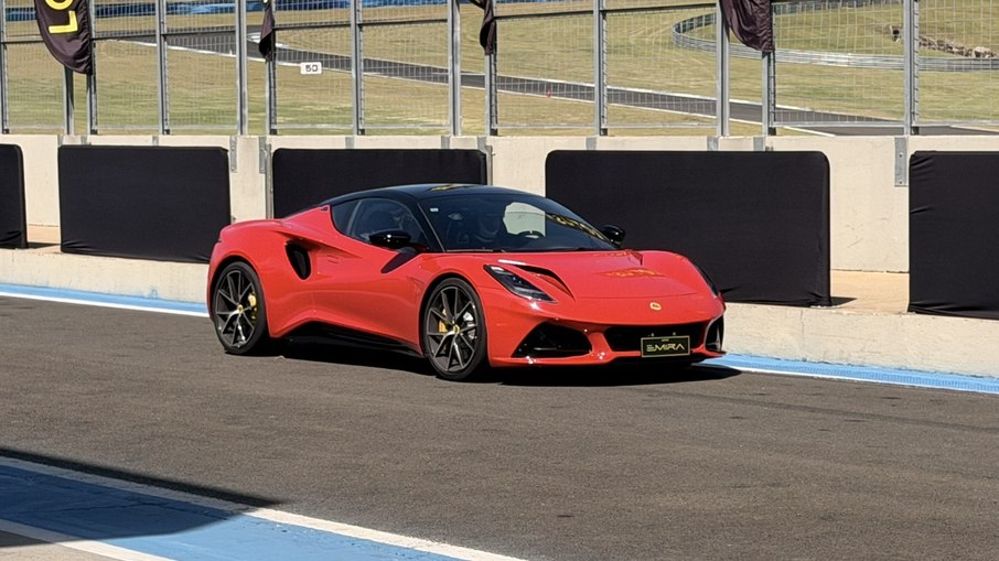 Lotus Emira V6 combina motor central, tração traseira e acerto voltado à conexão direta com o motorista. Lotus Emira V6 combina motor central, tração traseira e acerto voltado à conexão direta com o motorista.