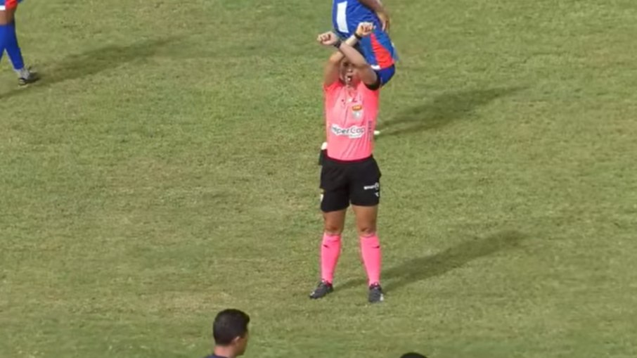 ´Árbitra paralisa jogo após médica de equipe ser vítima de assédio 