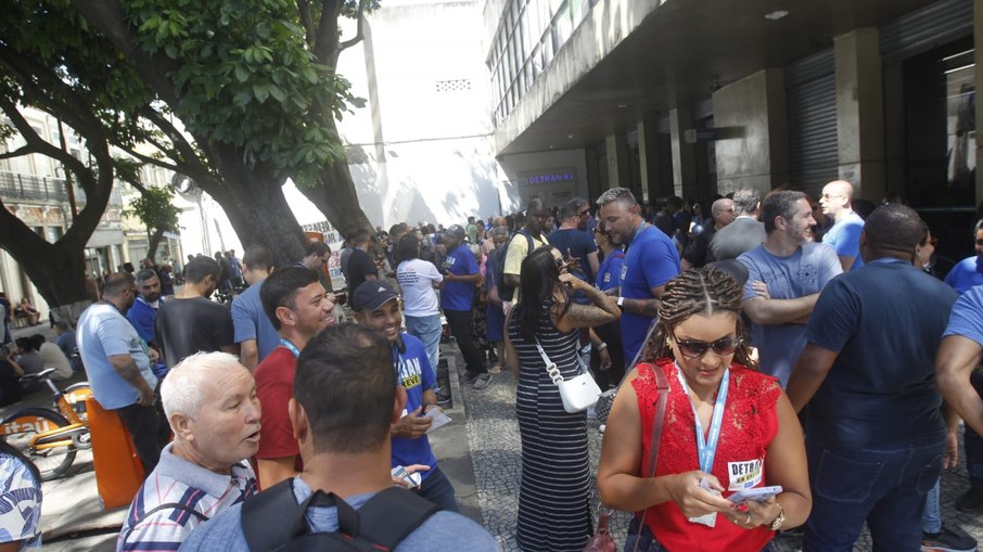Ato aconteceu na frente do posto central do DETRAN.