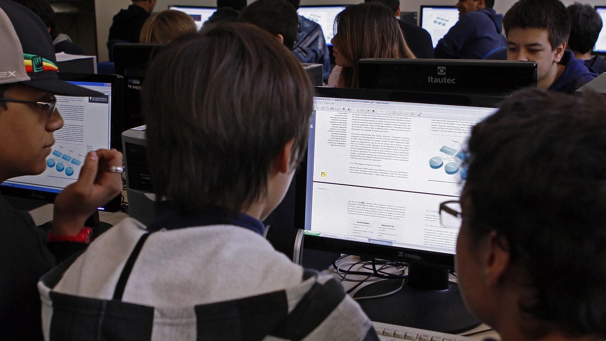 Estudantes no Ensino de São Paulo Estudantes no Ensino de São Paulo