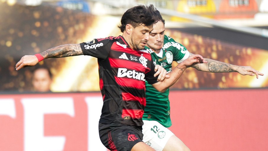 Jogo tenso entre Flamengo e Palmeiras pelo tetra da Libertadores