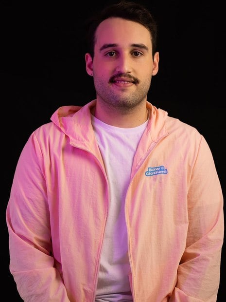 Lucas De vito em retrato com uma jaqueta rosa