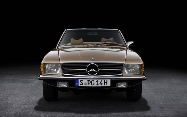 Primeiro Mercedes SL com motor V8 completa 50 anos de história