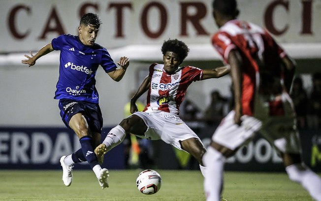 Com hat-trick de Gilberto, Cruzeiro goleia e assume liderança do seu grupo