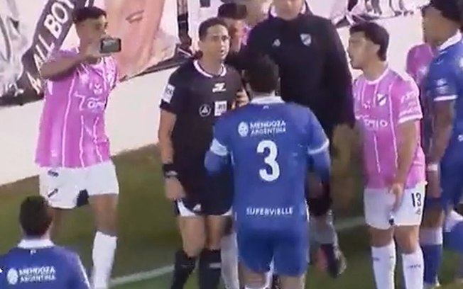 Héctor Capurro, dirigente de All Boys, mostra ao árbitro o celular com a repetição da jogada