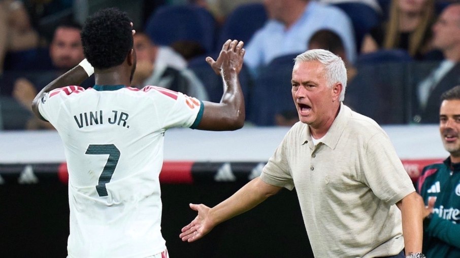Técnico do Real Madrid, Mourinho faz cobrança por 