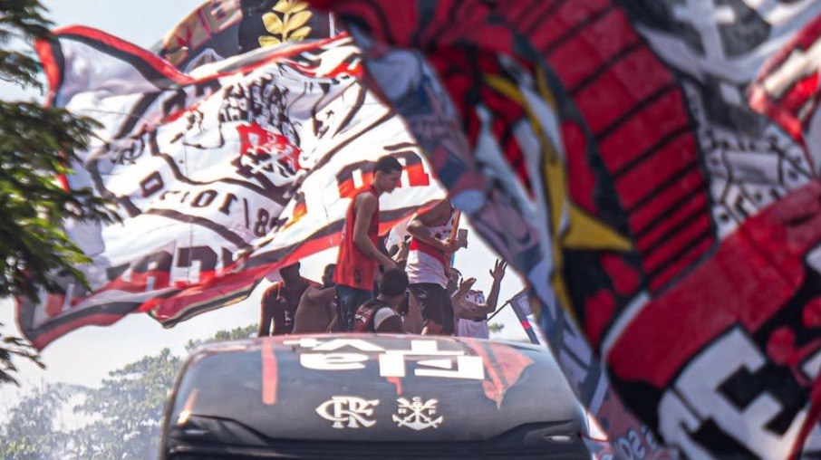 Torcedores surfam no ônibus dos jogadores no AeroFla Torcedores surfam no ônibus dos jogadores no AeroFla