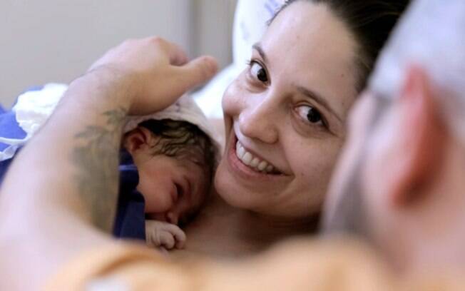 Daniele Lozano contratou o serviço de parto pela web para que família acompanhasse o nascimento e os primeiros momentos da pequena Agatha