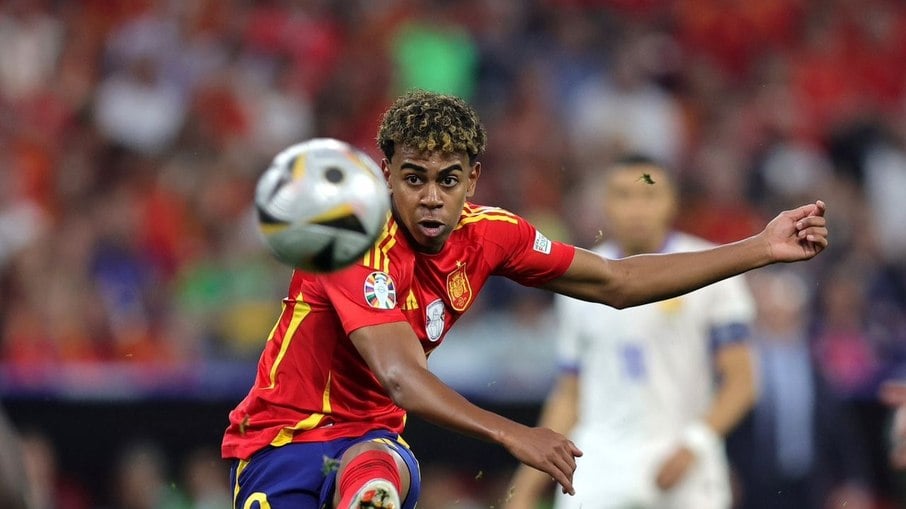 Lamine Yamal marcou um golaço na partida entre Espanha e França
