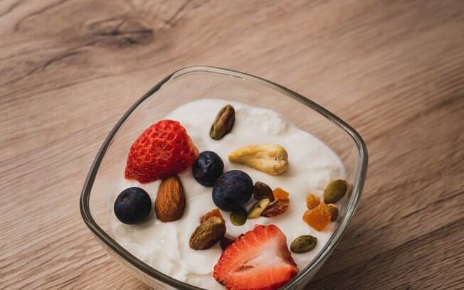 Iogurte é uma ideia de lanche rápido e prático na dieta low carb