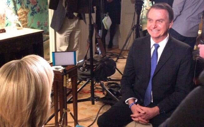 Em entrevista exibida nesta segunda, Bolsonaro se esquivou de polêmicas e comentou encontro com Trump