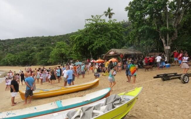 A Festa de São Sebastião, na praia do Bonete, já começou em Ubatuba e reuniu várias pessoas na praia