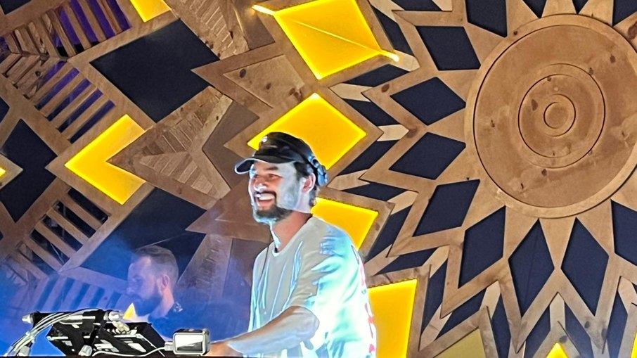 DJ Vintage Culture agita o público.