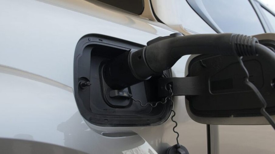GWM Poer P500 híbrida plug-in pode receber recarga externa da bateria, combinando deslocamentos elétricos com a autonomia proporcionada pelo motor a combustão. GWM Poer P500 híbrida plug-in pode receber recarga externa da bateria, combinando deslocamentos elétricos com a autonomia proporcionada pelo motor a combustão.