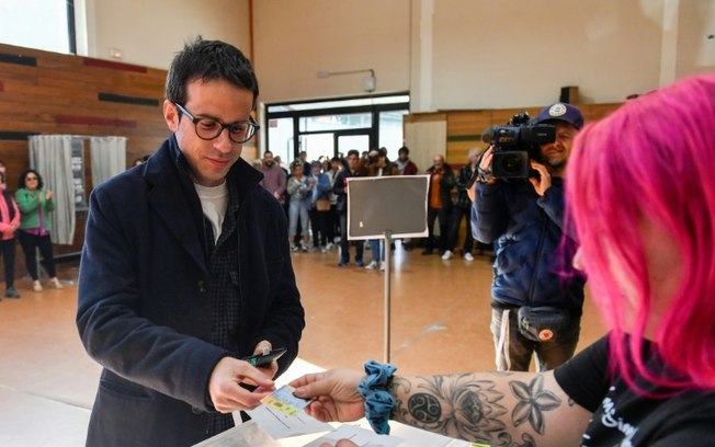 Pello Otxandiano, candidato da EH Bildu a chefe do governo basco, apresenta-se para votar, em Oxandio