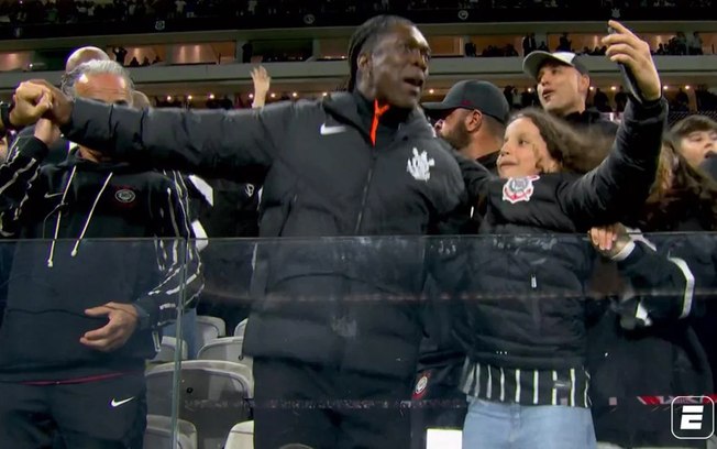 Seedorf acompanha jogo contra o Vitória das tribunas e faz poropopó com pequena corintiana Seedorf acompanha jogo contra o Vitória das tribunas e faz poropopó com pequena corintiana