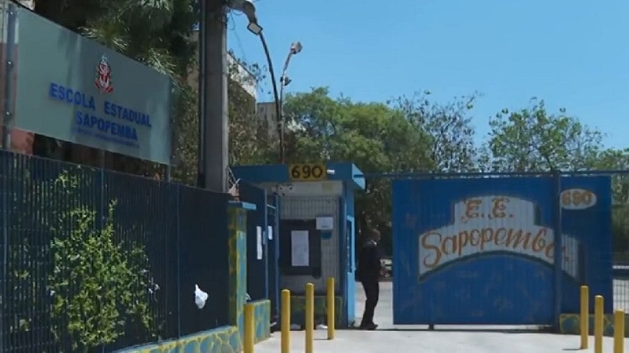 Um tiroteio ocorrido na manhã desta segunda-feira (23/10) na Escola Estadual Sapopemba, localizada na Zona Leste de São Paulo, deixou uma estudante morta e outros três alunos feridos. 