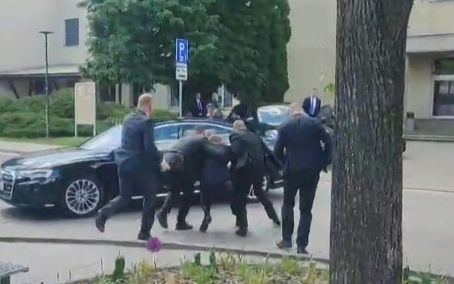 Seguranças levam o primeiro-ministro Robert Fico para um carro depois do atentado em 15 de mayo de 2024 em Handlova