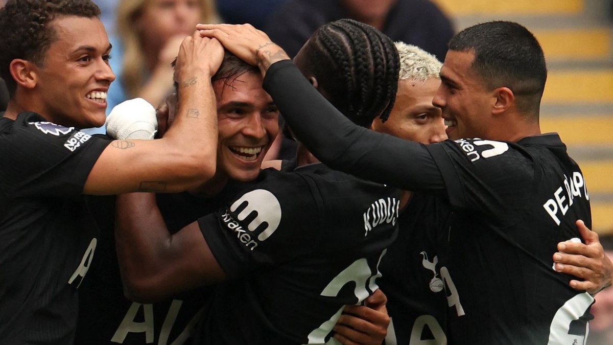 Tottenham vence City e assume liderança da Premier League Tottenham vence City e assume liderança da Premier League