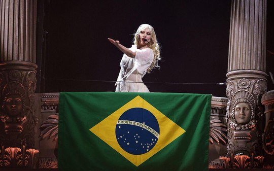 Lady Gaga deixa carta no Livro de Ouro do Copacabana Palace; leia
