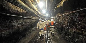 Quase 300 mineradores são presos em mina de ouro na África do Sul