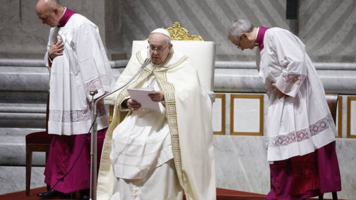 Papa Francisco fala em 'gentileza' ao comentar a morte de Bento XVI