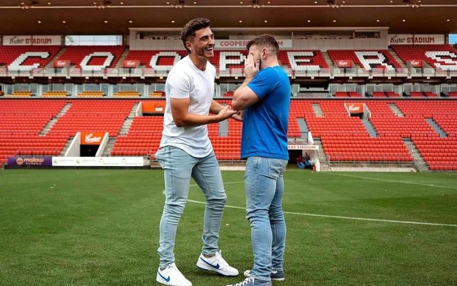 Lateral pediu noivo em casamento em pleno estádio 