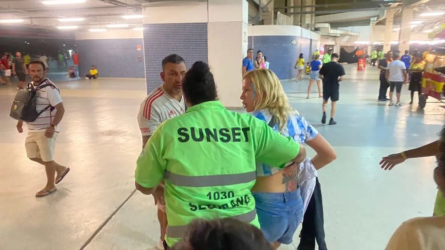 Torcedora argentina é detida no Maracanã após cometer ato de racismo contra funcionária