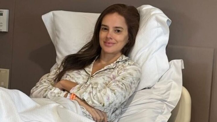 Vera Viel posa com as filhas e beleza do trio confunde fãs