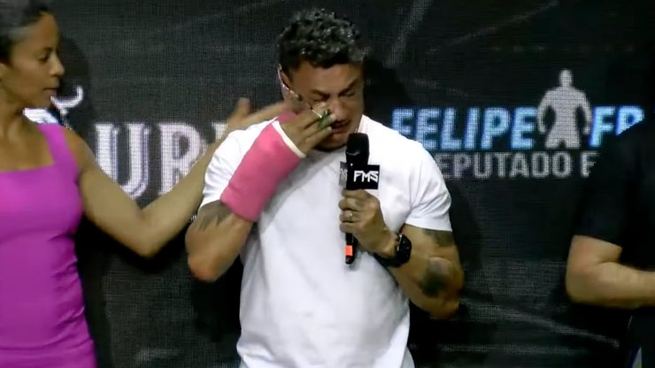 Popó chora ao anunciar aposentadoria: "Hoje penduro as luvas"