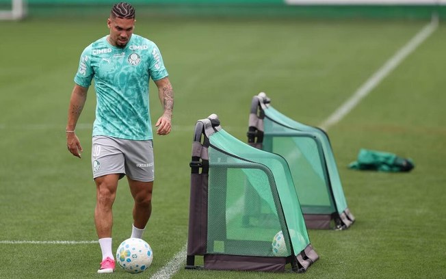 Gustavo Gómez, Ramón Sosa e Mauricio no treinamento do Palmeiras