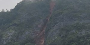 Chuva ''rasga'' montanha em cidade com mais de 10 mortes