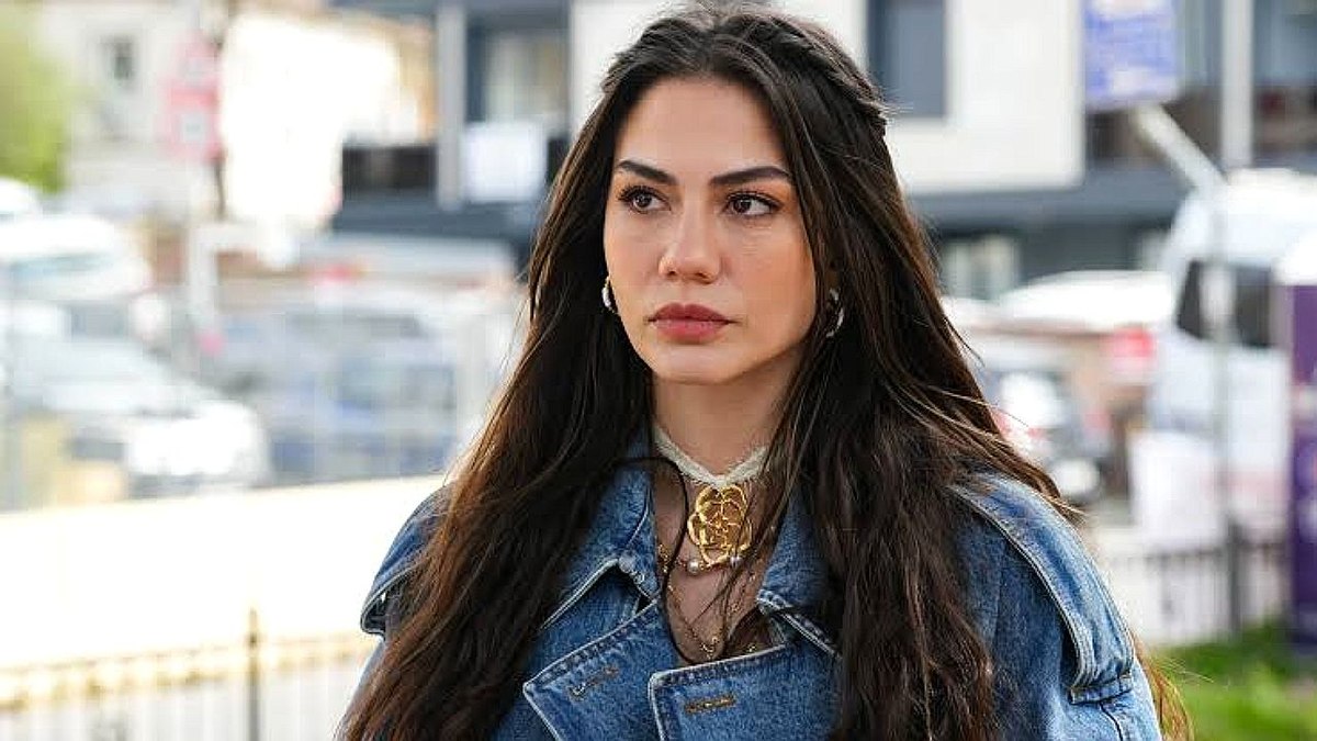 Demet Özdemir é resgatada de barco após inundação Demet Özdemir é resgatada de barco após inundação