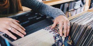 Jovens estão consumindo mais discos de vinil e K-7. Entenda