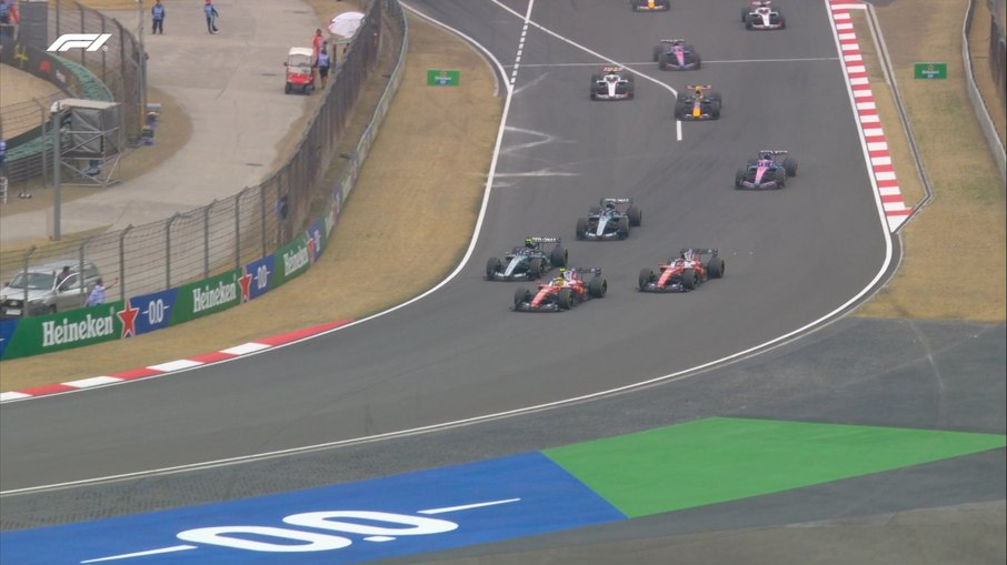 Hamilton assumiu a ponta na largada