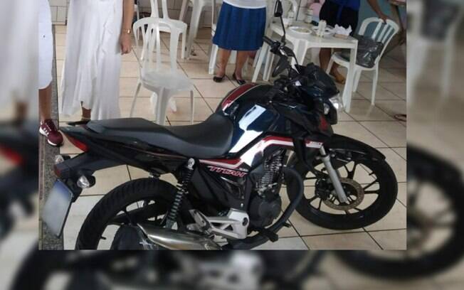 Estudante tem moto furtada em frente a universidade em Ribeirão