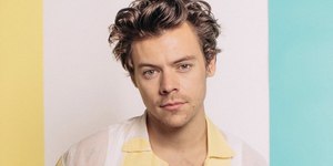 Harry Styles rebate acusações de cometer queerbaiting