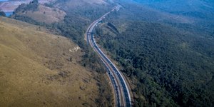 BR-040 tem trânsito em meia pista na Serra de Petrópolis (RJ)