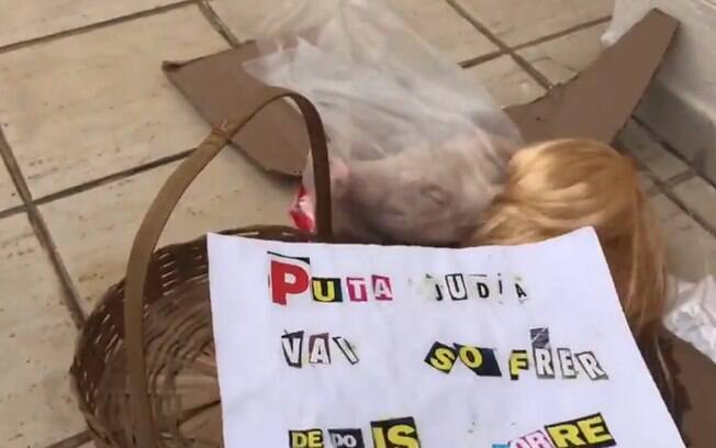 Joice Hasselmann recebeu uma cesta com uma cabeça de porco, uma peruca e um bilhete ameaçador