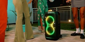 Com luzes e som de festa, JBL PartyBox despenca de preço