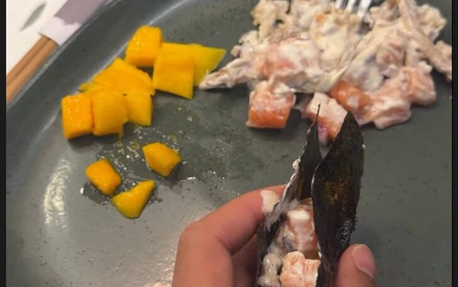 Neymar experimentou a comida japonesa preparada por Bruna Biancardi Neymar experimentou a comida japonesa preparada por Bruna Biancardi