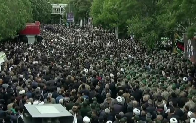 Dezenas de milhares de iranianos se reuniram na cidade de Tabriz, noroeste do país, para o cortejo fúnebre de despedida do presidente Ebrahim Raisi