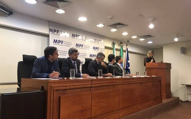 Integrantes do Ministério Público Federal realizaram ato para defender trabalhos da Operação Lava Jato