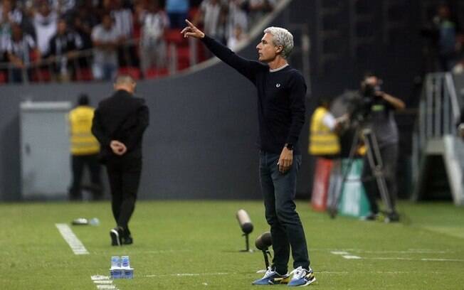 Ofensivo e envolvente: como o futebol do Botafogo começa ter nova cara com o técnico Luís Castro