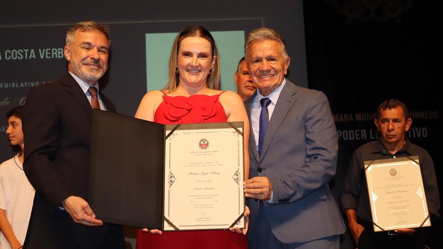 Vereador Paulinho Palmeira e o prefeito de Vinhedo, Dr. Daria Pacheco, durante entrega na 10ª Sessão Solene