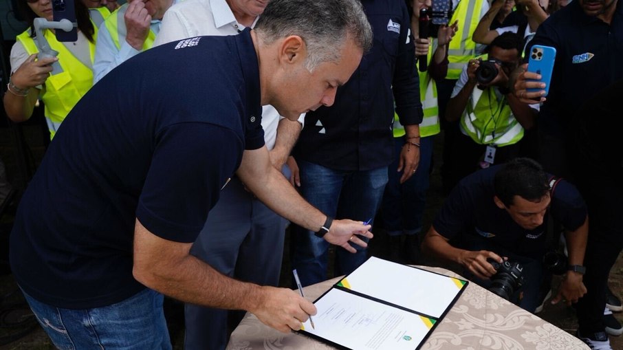 O ministro dos Transportes, Renan Filho, assina a ordem de serviço da obra na BR-040