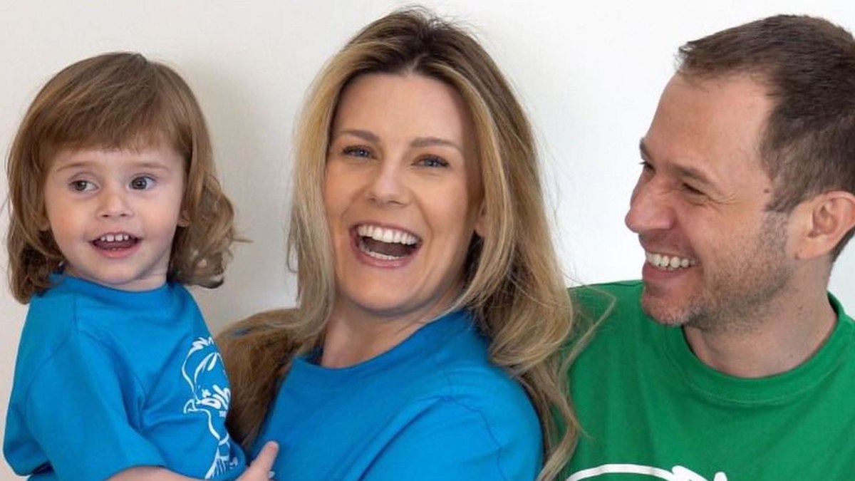 Esposa de Tiago Leifert atualiza luta contra o câncer da filha